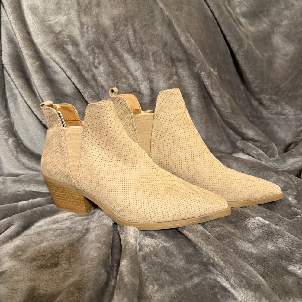 Universal Thread Beige Ankle Booties